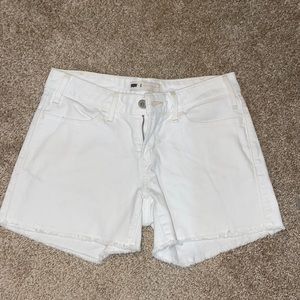 white levi shorts